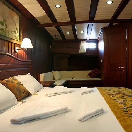 Onelli Yachting - Palmyra Botel